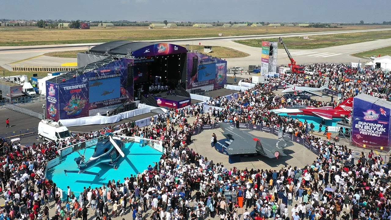 Teknofest alanında sergilenen uçaklar, insansız hava araçları ve kalabalık ziyaretçi grubu