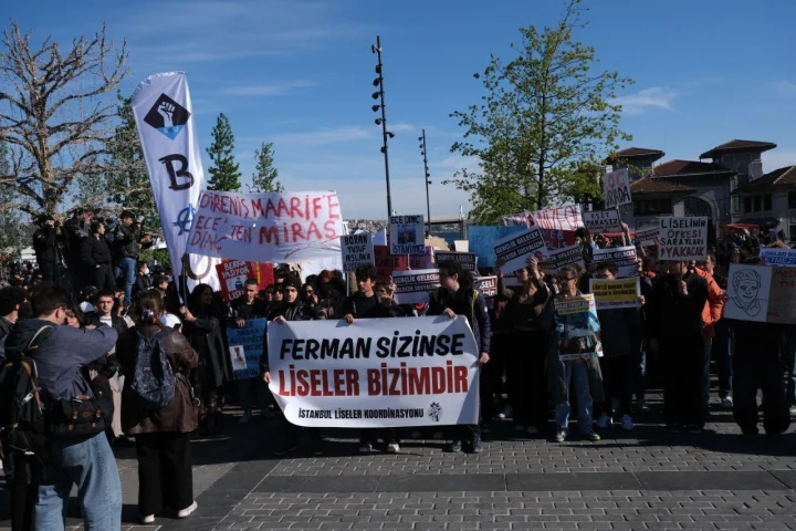 İstanbul Liseler Koordinasyonu eyleminde Ferman Sizense Liseler Bizimdir pankartı taşıyan liseliler
