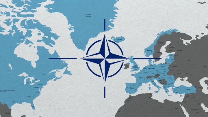 NATO ambleminin yer aldığı Atlantik ve Avrupa haritası